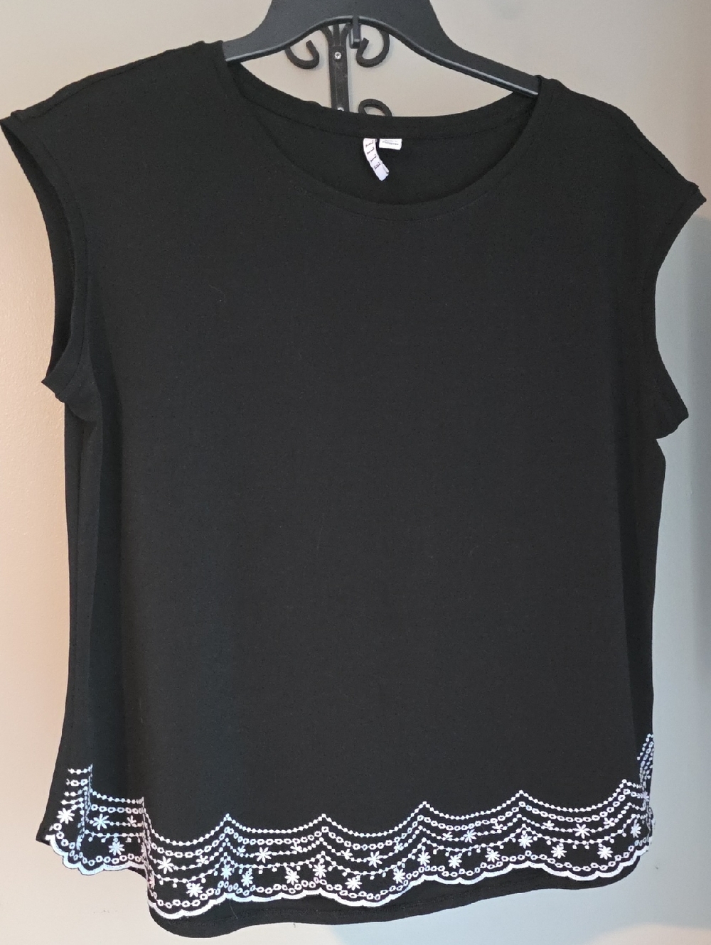 Elle Black Sleeveless Tank with White Scalloped Embroidered Hem Size XL